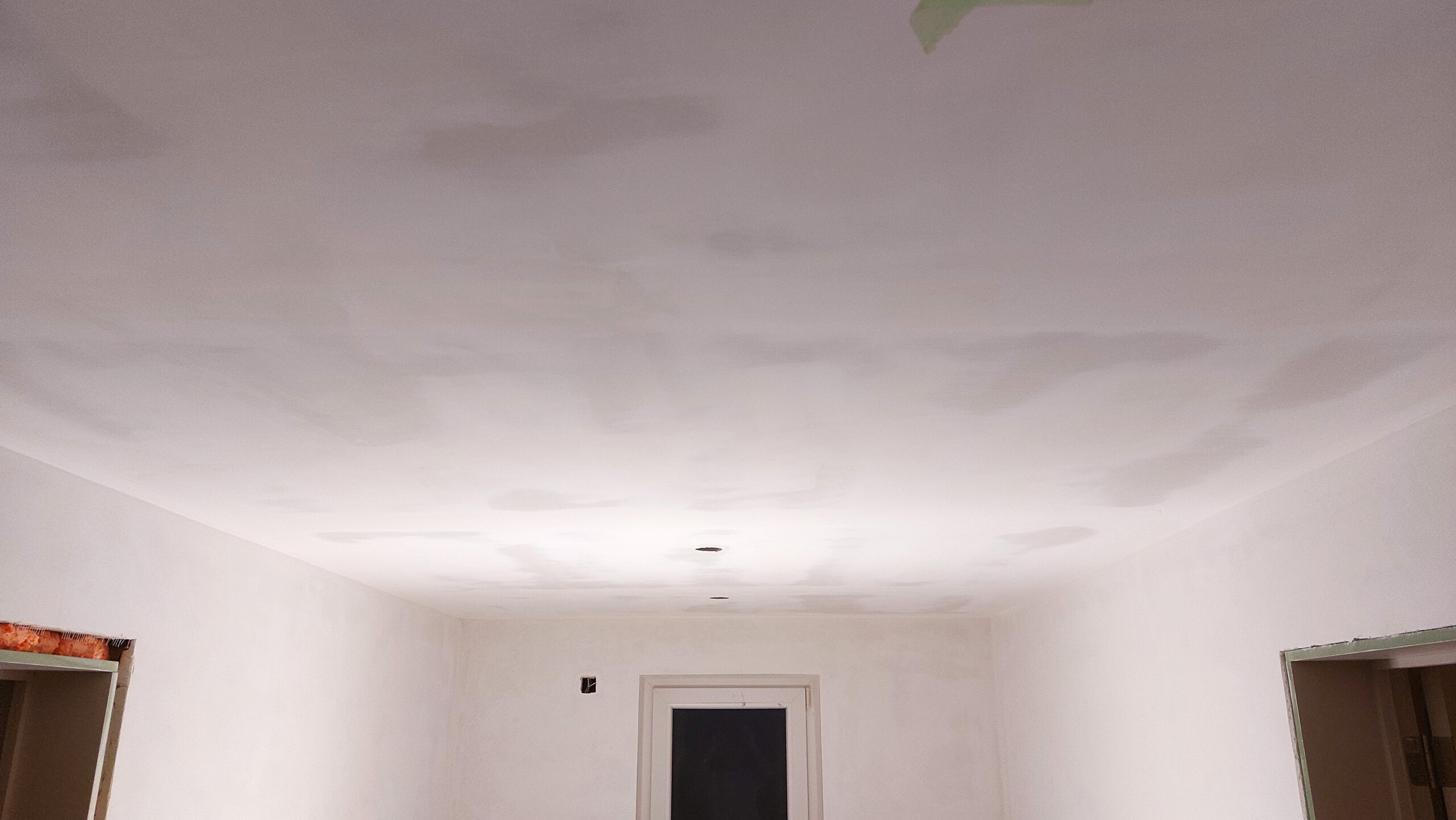 Een gyprocplafond, schilderklaar afgewerkt op kwaliteitsniveau Q3, geschuurd met korrel 180.
