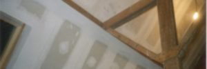 Detailfoto van een schuin spanten dak afgewerkt met gyproc.